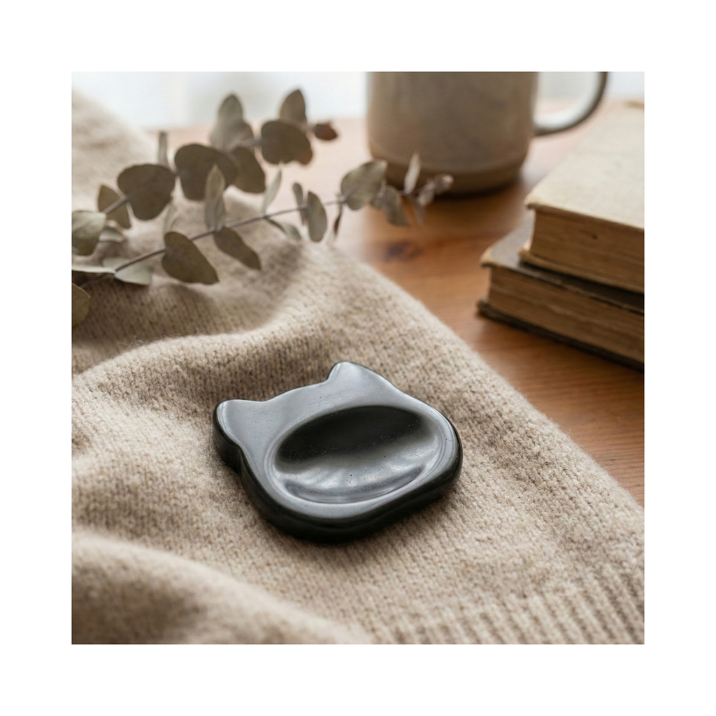 Luna the Obsidian – Cat Shaped Worry Stone